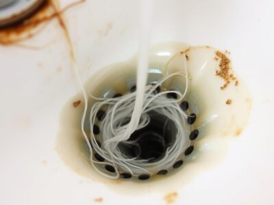 Verstopfter Abfluss mit Haaren und Seifenresten