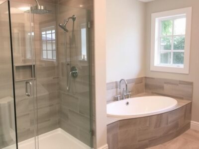 Moderne Dusche, die eine alte Badewanne ersetzt hat