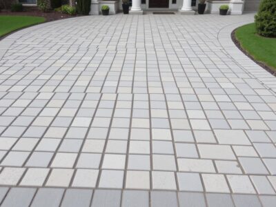 Professionell gepflasterte Einfahrt mit verschiedenen Pflastersteinen vom Fachbetrieb